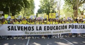 Cientos de personas marchan en Madrid en apoyo de la educación pública: «¡La uni no se vende, la uni se defiende!» | europapress.es
