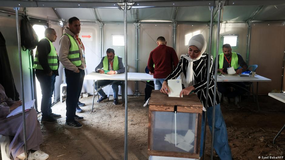 Cisjordania y Gaza abren las urnas para comicios municipales