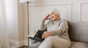 Cita de Carl Jung: «La soledad no proviene de no tener gente a tu alrededor, sino de ser incapaz de comunicar las cosas que te parecen importantes»