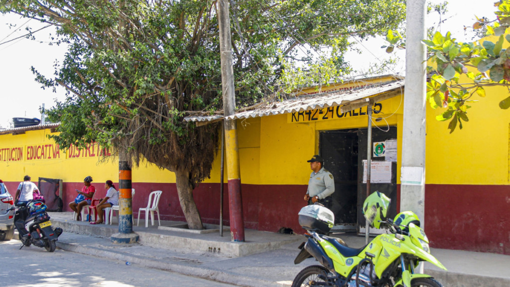 Clases bajo vigilancia policial en colegio de Barranquilla tras amenazas extorsivas a docente que evidencian creciente riesgo para maestros