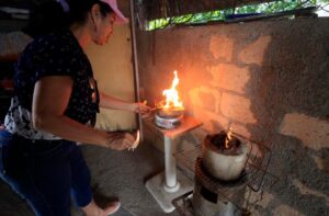 Cocinar en la Cuba de los apagones: «Cuando no tenemos corriente, prendo mi carbón» – AlbertoNews