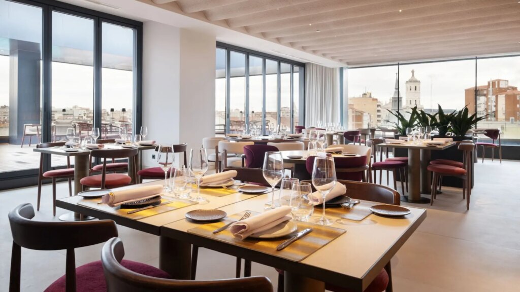 Comer lechazo en el techo de Valladolid: el restaurante del nuevo '5 estrellas' regala las mejores vistas de la ciudad