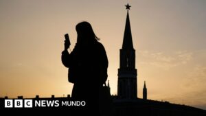 Cómo la “cortina de hierro digital” está creando descontento contra el gobierno de Putin en Rusia