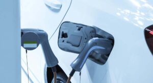 Comprar un coche eléctrico o híbrido en 2026: experto en motor aclara qué es mejor en cada caso