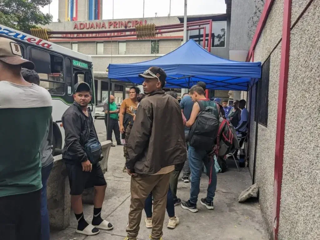 Concurrido punto de vacunación contra la fiebre amarilla en la aduana