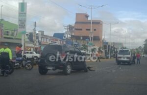 Conductores de camioneta Terios y van Pregio ilesos tras colisionar en cruce de la Av. Winston Churchill con tercer corredor vial‎