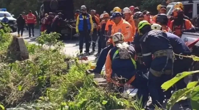 Confirman 12 fallecidos en accidente de autobús en Mérida