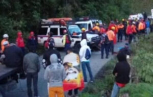Continúan labores de rescate tras accidente en vía Mérida