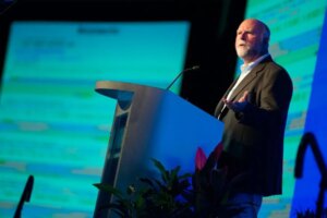 Craig Venter, el científico que creó la primera célula sintética, secuenció el genoma humano y nunca pidió permiso