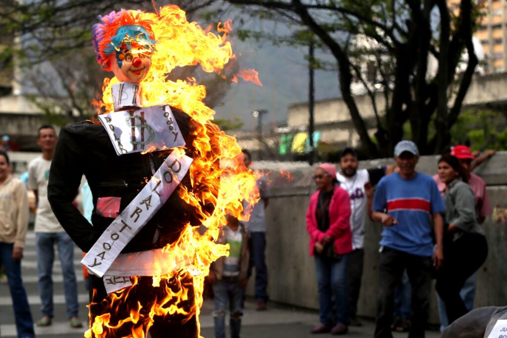 Creatividad, sátira y tensión marcaron la tradición de la Quema de Judas en las calles de Venezuela