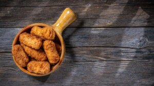 Croquetas de pollo asado, una idea de receta barata perfecta para disfrutar hoy y congelar para otro día