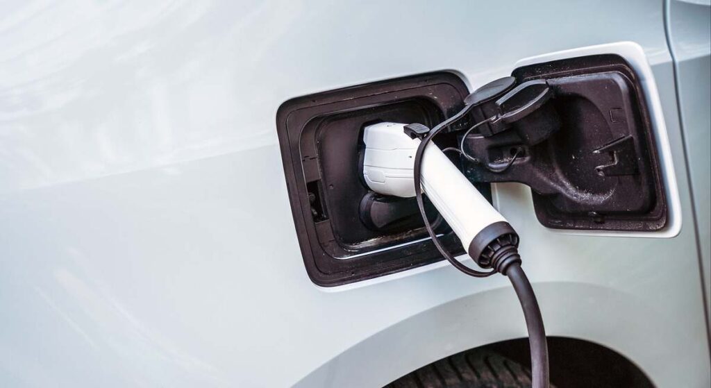 Cuánto cuesta realmente cambiar la batería de un coche eléctrico, según un experto: "Vas a flipar como te toque"