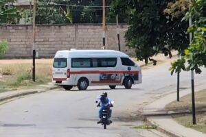 Cuerpos de seguridad y ambulancias se retiraron de la cárcel de Yare ante presencia de periodistas (VIDEOS)