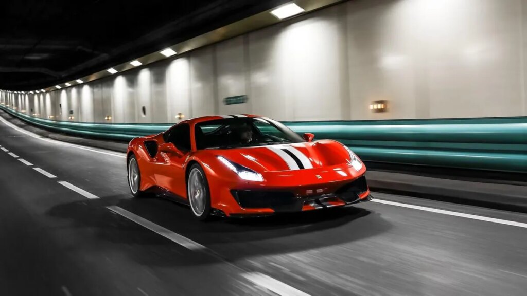 De Ferraris a Lamborghinis: cómo funciona la máquina expendedora de coches de lujo más grande del mundo