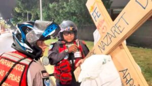 De Guatire a Caracas con una cruz: La impactante historia de fe que conmovió a los Ángeles de la Autopista