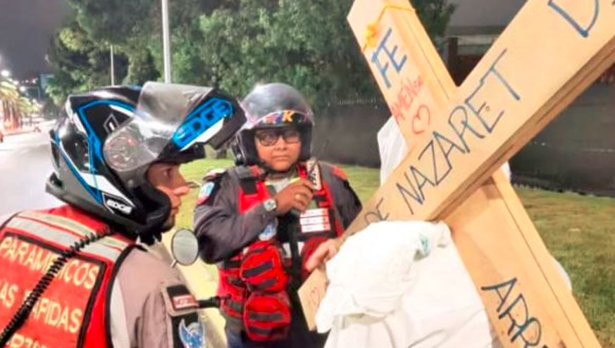 De Guatire a Caracas con una cruz: La impactante historia de fe que conmovió a los Ángeles de la Autopista
