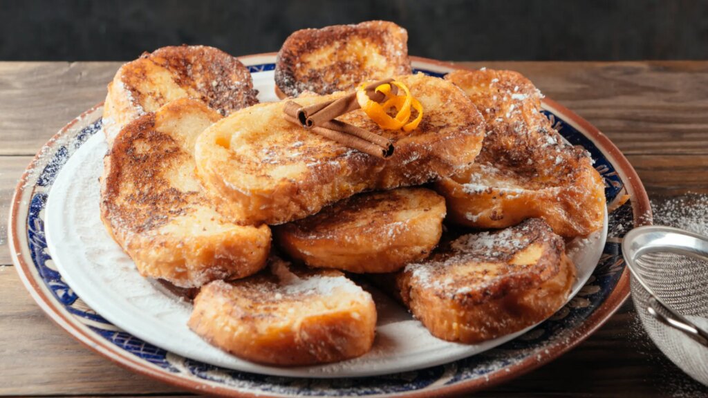De torrijas a repápalos de leche: recetas tradicionales que puedes hacer para aprovechar el pan duro