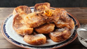 De torrijas a repápalos de leche: recetas tradicionales que puedes hacer para aprovechar el pan duro