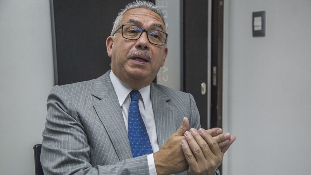 Deben convocar elecciones: Penalista denunció invento judicial para no declarar falta absoluta de Maduro