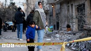 «Debería poder estudiar y no estar constantemente preocupado por las bombas»: el daño irreparable que los ataques de EE.UU. e Israel han dejado en millones de niños en Irán