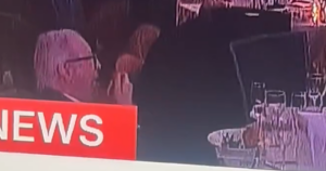 Del hombre que sigue cenando a la mujer que se lleva el vino: la otra cara del intento de atentado contra Trump en la cena de corresponsales