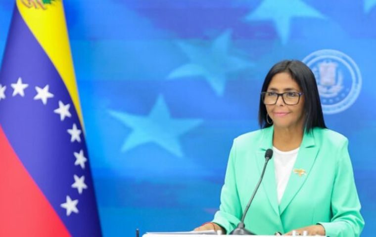 Delcy Rodríguez reconoce el desastre económico pero ofrece solo "diálogo" y promesas de un incremento salarial "responsable" para mayo