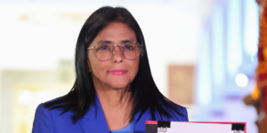Delcy Rodríguez pide el fin de las sanciones a Venezuela en una reunión con una delegación de EEUU en Caracas
