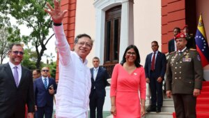 Delcy Rodríguez recibe al presidente Gustavo Petro en Miraflores