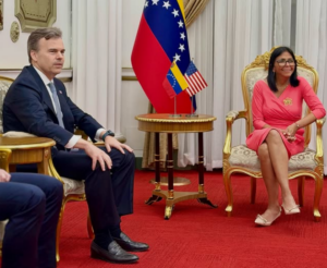 Delcy Rodríguez recibió al nuevo encargado de negocios de EEUU, John Barrett