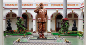 Delcy desmonta estatua de Chávez de chocolate que inauguró Maduro – El Chigüire Bipolar