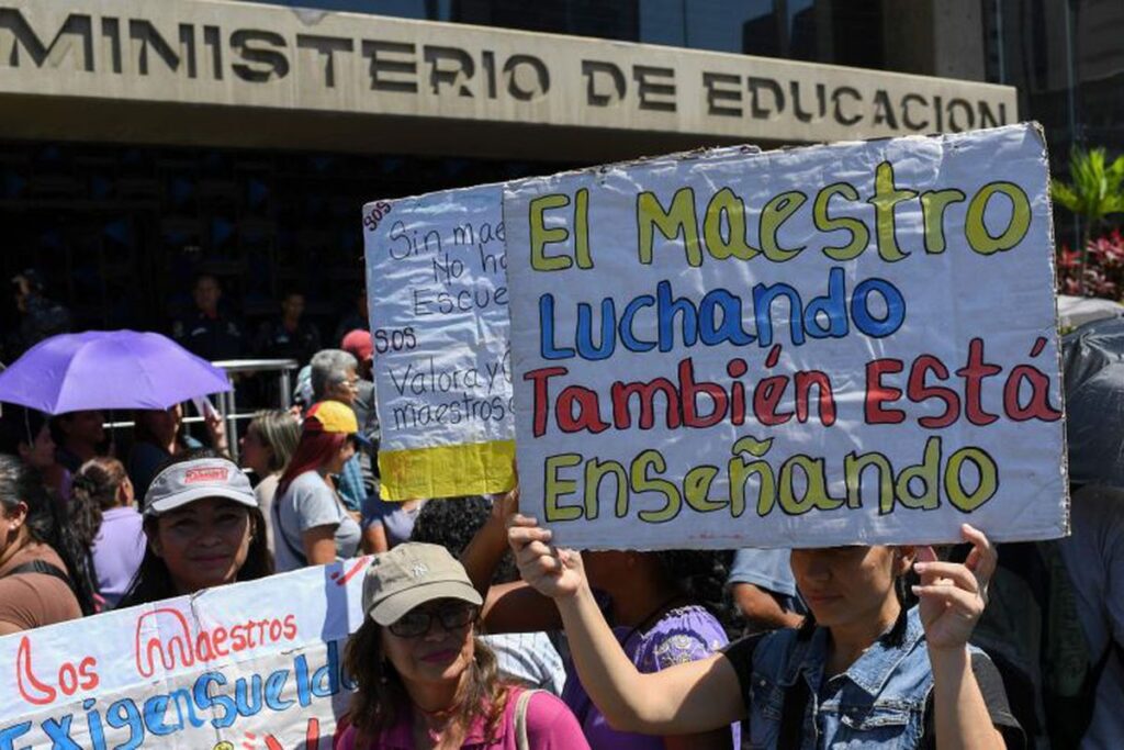 Denuncian que más de 50 mil trabajadores de Educación tienen el salario suspendido