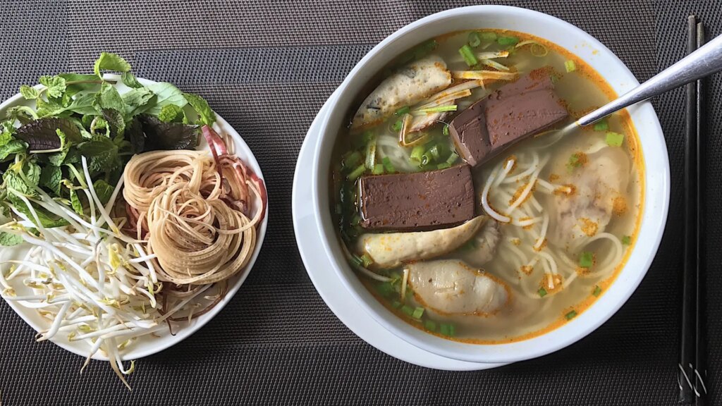 Descubre la comida de Vietnam en el restaurante vietnamita más antiguo de Madrid por 30 euros