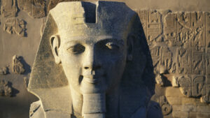 Desentierran en Egipto una enorme estatua del faraón «más importante de todos los tiempos»