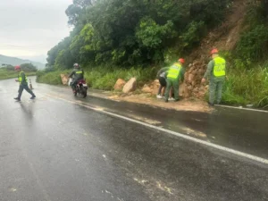 Despejan vía tras caída de rocas en la carretera que conduce a la frontera