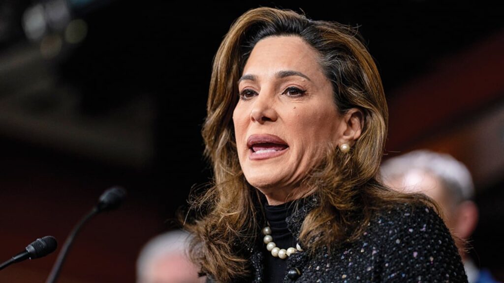 "Digan cuándo y a qué hora se van", le pidió María Elvira Salazar al régimen cubano