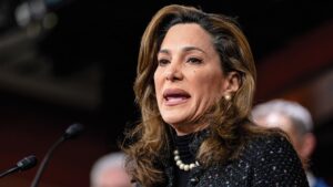 «Digan cuándo y a qué hora se van», le pidió María Elvira Salazar al régimen cubano