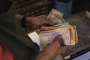 Dólar BCV terminó la semana con cautela mientras el euro batió otro récord