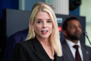 Donald Trump despidió a la fiscal general, Pam Bondi