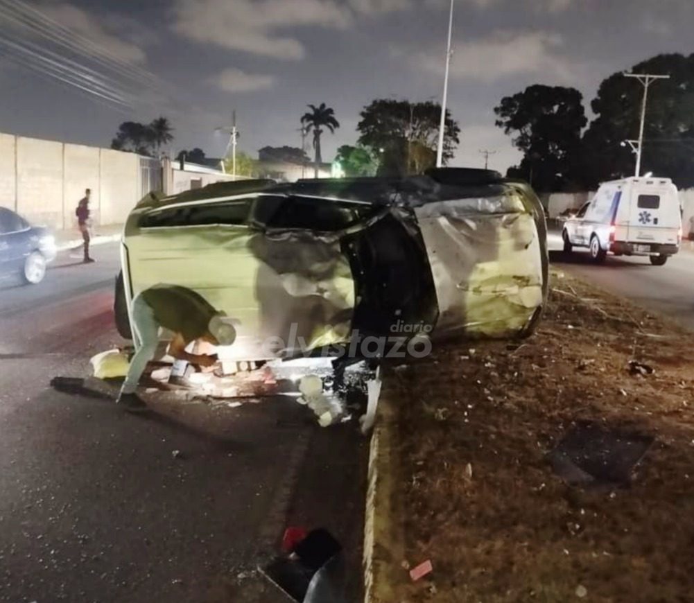 Dos jóvenes sufrieron politraumatismos tras vuelco de Merú la madrugada de este domingo en la Av. Peñalver
