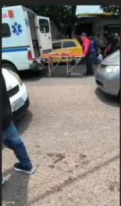 Dos lesionados en colisión de carro y moto en San Antonio
