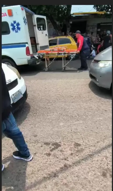 Dos lesionados en colisión de carro y moto en San Antonio