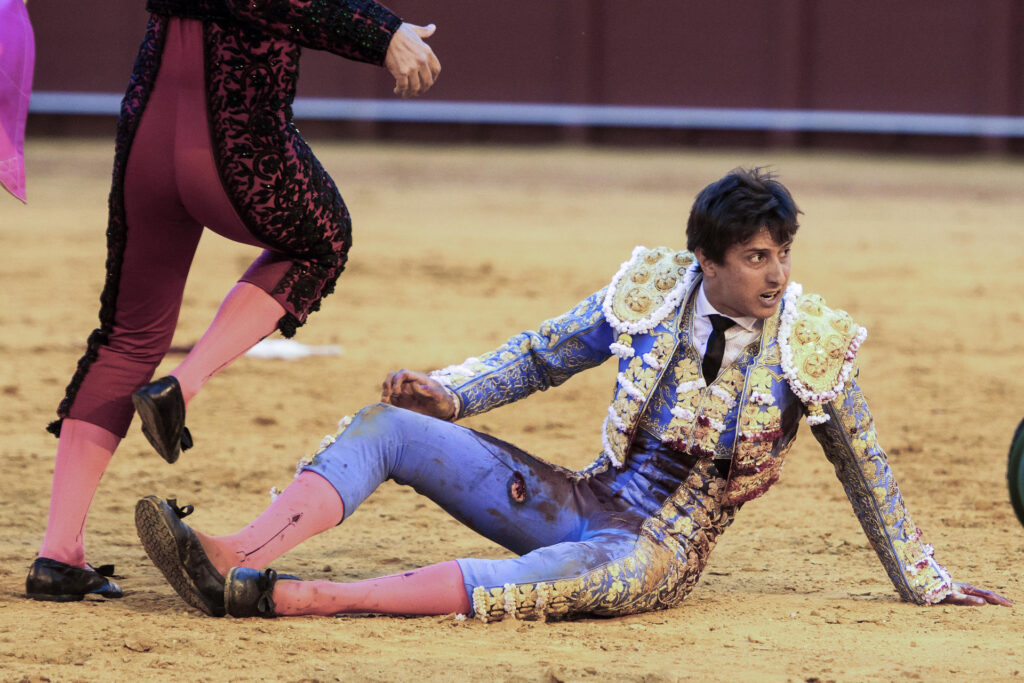Dos orejas a cambio de una tremenda cornada para Roca Rey en Sevilla