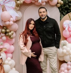 Dulce María comparte tiernas fotografías de su baby shower