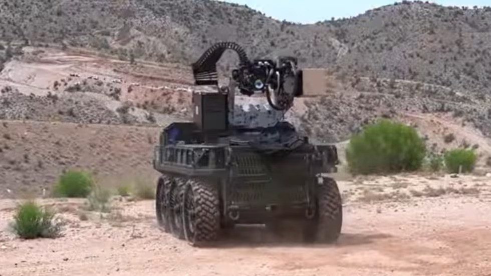 EEUU avanza en la guerra tecnológica: el robot militar armado que dispara en el campo de batalla