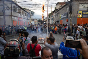 EFE | Donald Trump, la indiferencia y el maltrato son quemados como Judas en Venezuela – AlbertoNews