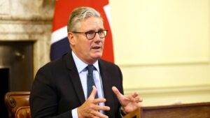 ESCÁNDALO REINO UNIDO | El ‘caso Mandelson’ sacude de nuevo a Starmer: la oposición le acusa de mentir sobre el proceso de selección del exembajador y exige su dimisión | elperiodico.com