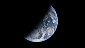 «Earthshine»: así es el espectacular vídeo de la Tierra grabado por la astronauta Christina Koch