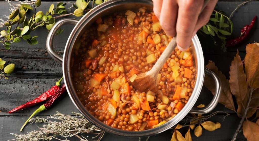 Echar vinagre a la olla al hacer las lentejas: para qué sirve y por qué lo recomiendan