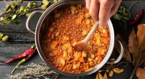 Echar vinagre a la olla al hacer las lentejas: para qué sirve y por qué lo recomiendan