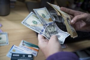 Economista explicó que subastas de divisas en Venezuela generan incertidumbre alrededor de su precio